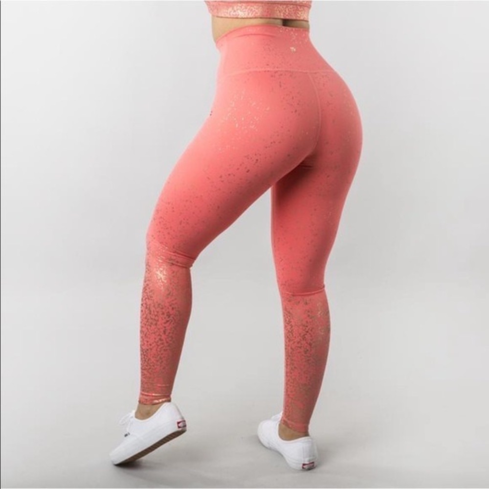 BuffBunny Rosa gold shimmer leggings. 💗